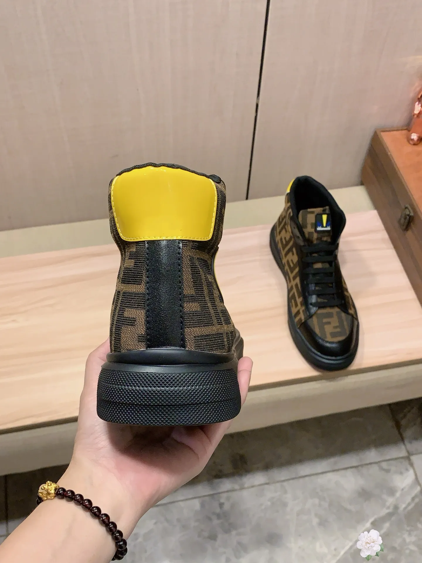 High-top men's shoes 💰442💰💰🎩🎩[Lightning][Lightning] "FENDI*" latest • popular casual shoes, top brand [Seduce] luxury~purchase, top-quality~. [Strong] The upper is made of imported breathable cowhide with fabric material ➕ Breathable sheepskin feet (•) and fine workmanship. The original stylish and stylish soft rubber wear-resistant and non-slip outsole is light and comfortable on the feet. The real thing looks better when taken in real life. 111: code: 38-44, 2️⃣ colors selected